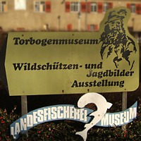 Tafel am Torbogenmuseum
